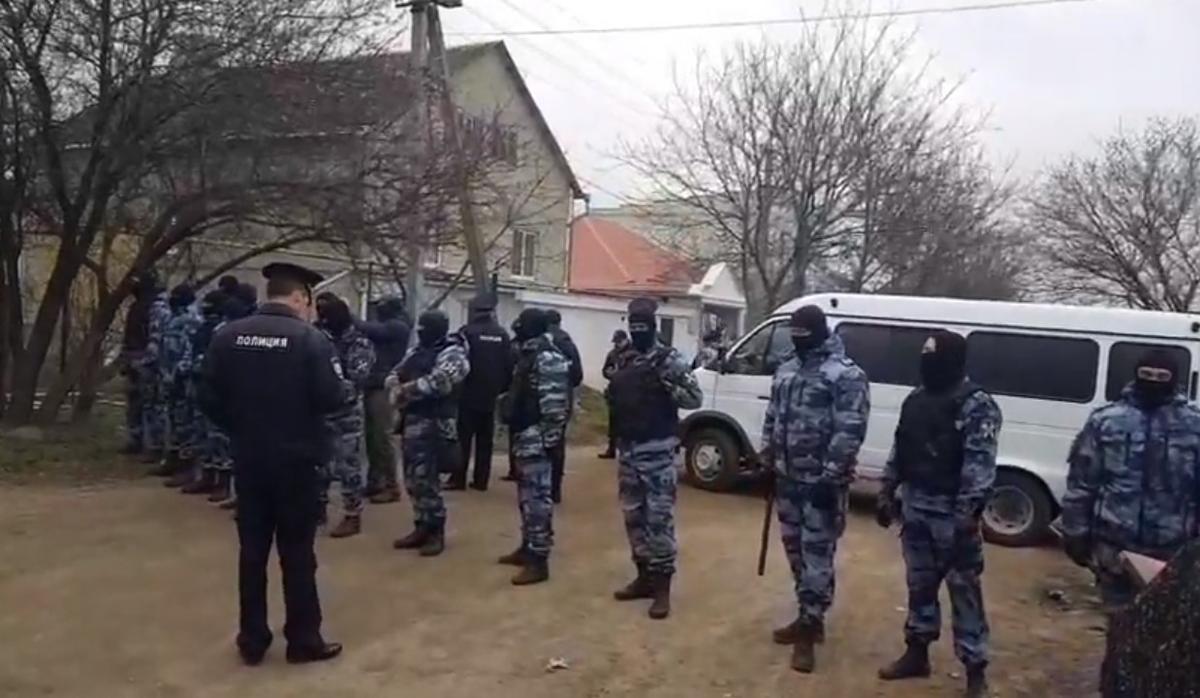 Террористы обыскивают дома крымских татар и задерживают их поддерживающих - фото 1