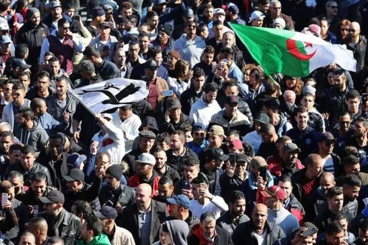 В Алжире устроили миллионный митинг против президента - фото 1