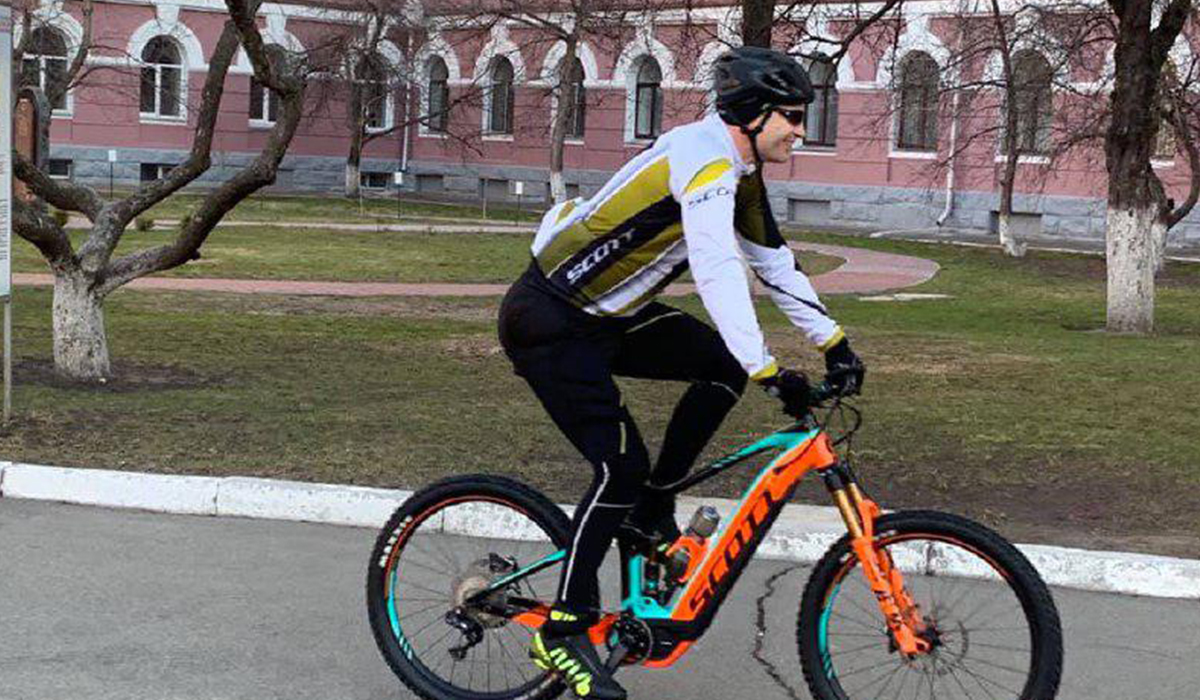 Мер Кличко приехал на велосипеде проголосовать - фото 1