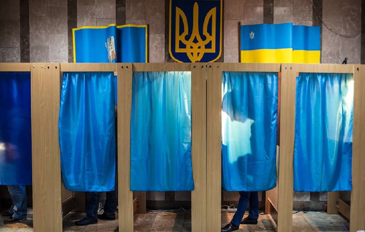 В Запорожской области местный депутат привез десятки избирателей прямо к участку - фото 1