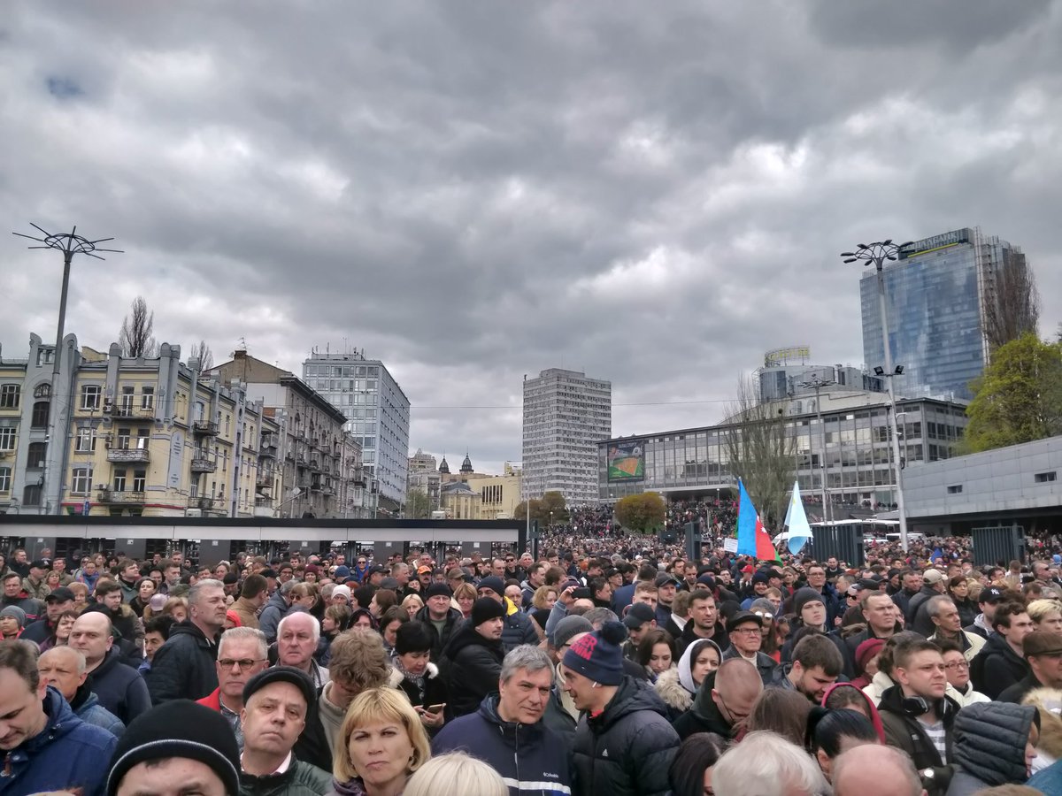 Посмотреть на дебаты Порошенко и Зеленского собрались тысячи украинцев - фото 1