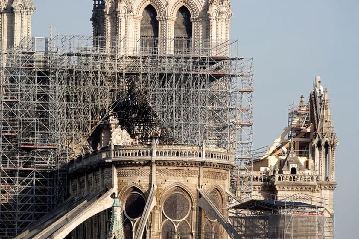В Соборе Парижской Богоматери могут обвалиться три каменных части конструкции - фото 1