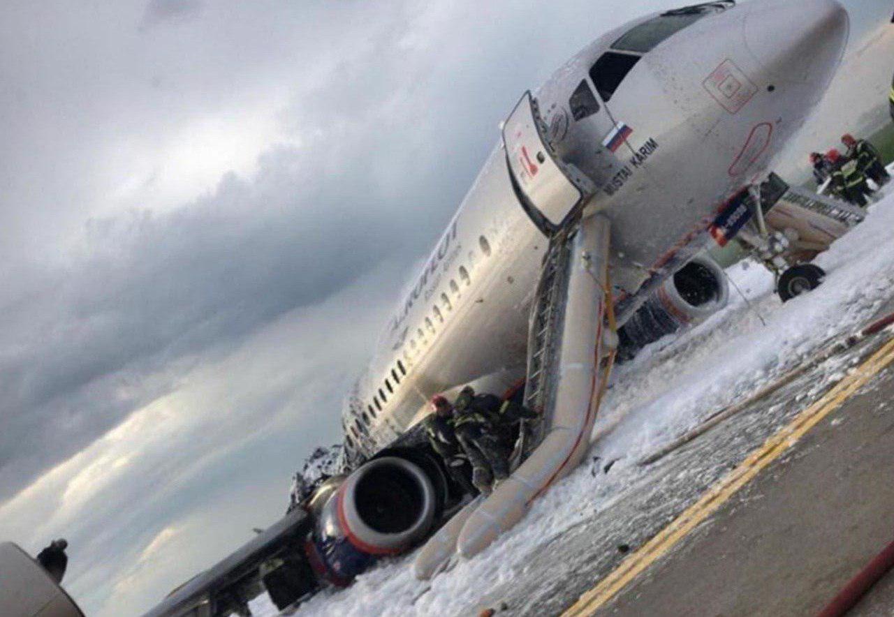 Русский самолет Sukhoi Superjet 100 совершил аварийную посадку в Москве - фото 1
