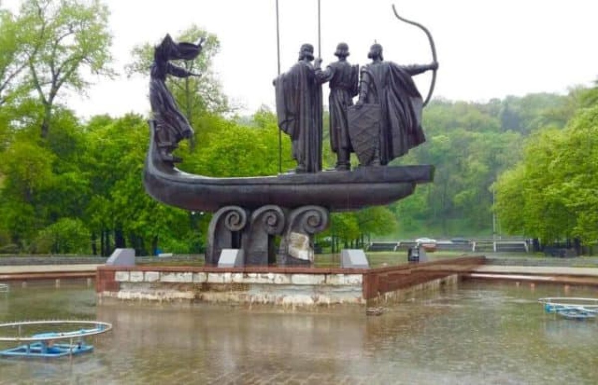 Известный памятник Киева разобрали…на цветмет – ФОТО  - фото 1