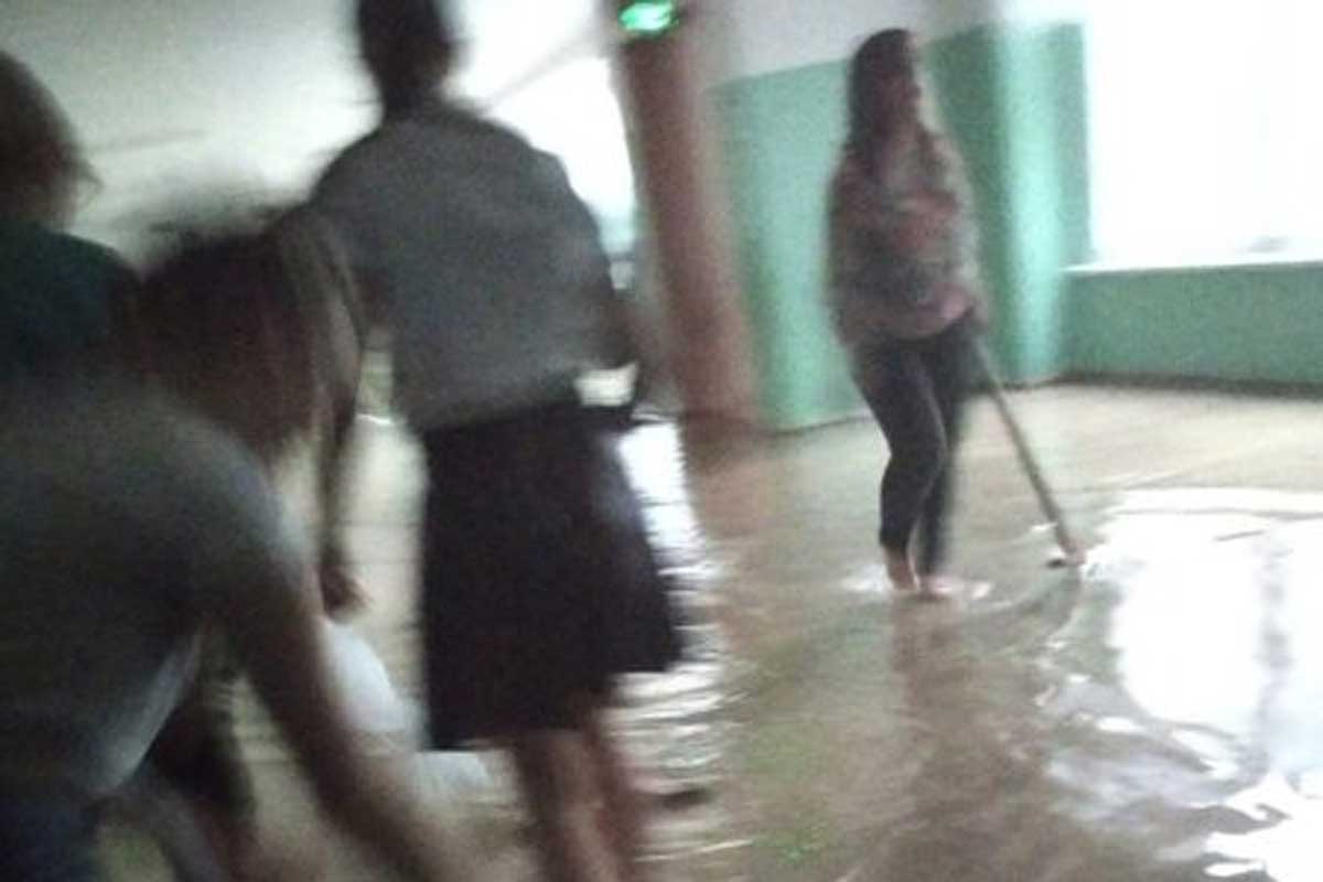 В школе Первомайского вода залила коридоры по щиколотку - фото 1