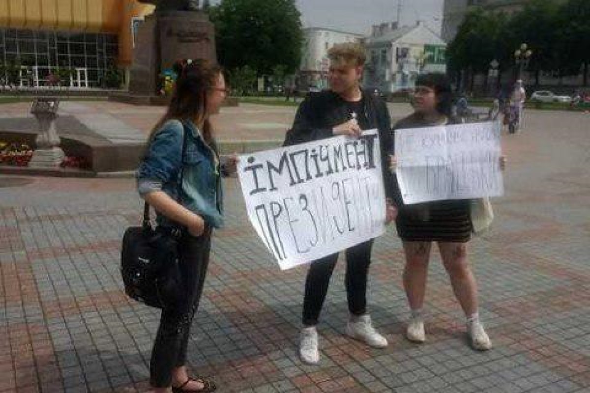 Полиция повязала девушку…за митинг против Зеленского  - фото 1