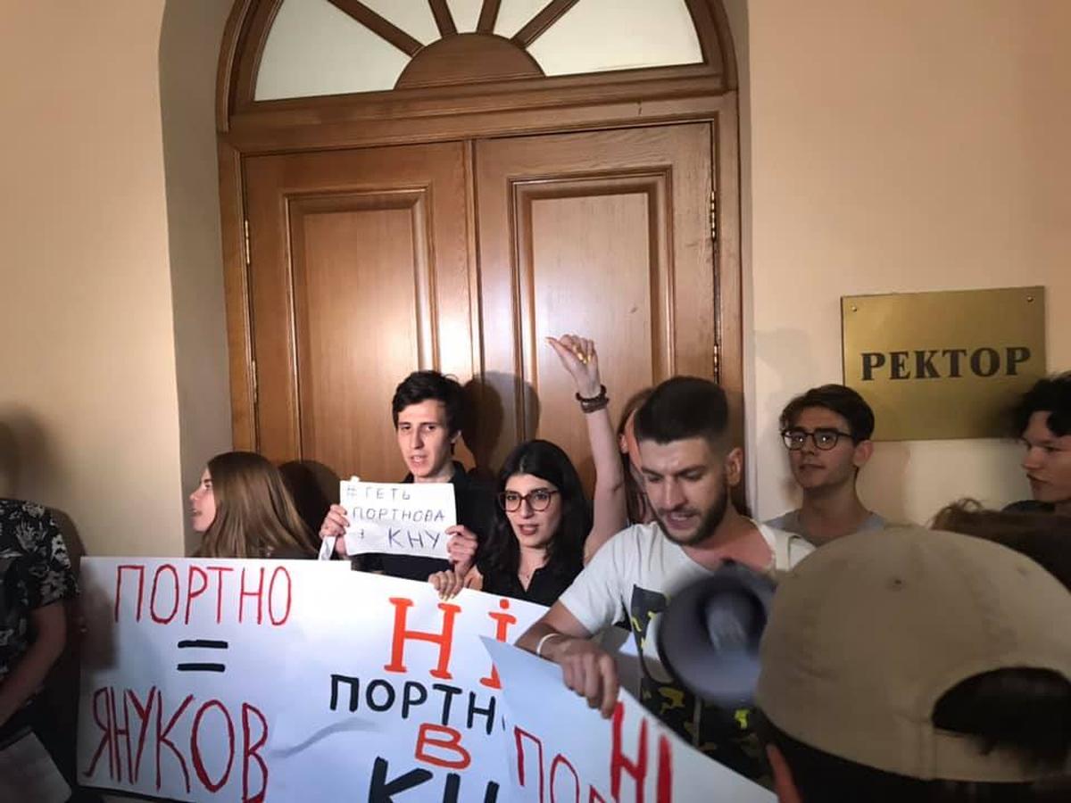 Студенты и активисты сумели выгнать Портнова из универа - фото 1
