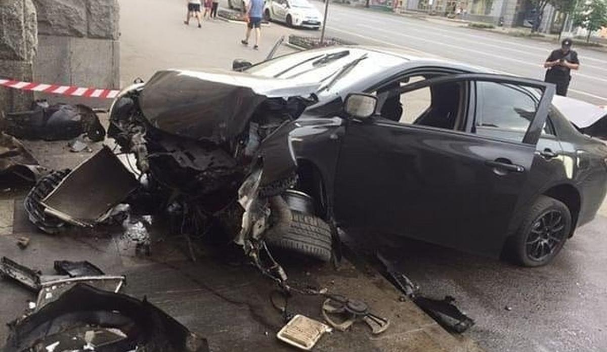 В Харькове водитель "Тойоты" развалился о здание мэрии - фото 1
