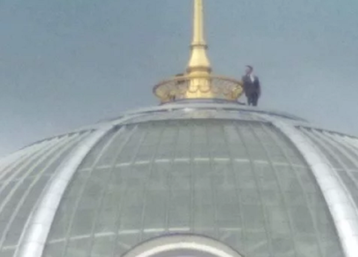 "Зеленский" залез на купол Рады? Тайна раскрыта – ФОТО - фото 1