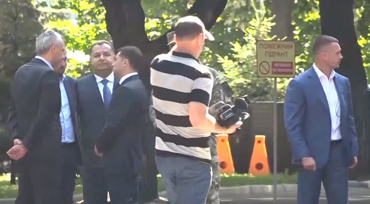 Зеленский бросился на Полторака - 1 Зеленский бросился на Полторака - фото 1