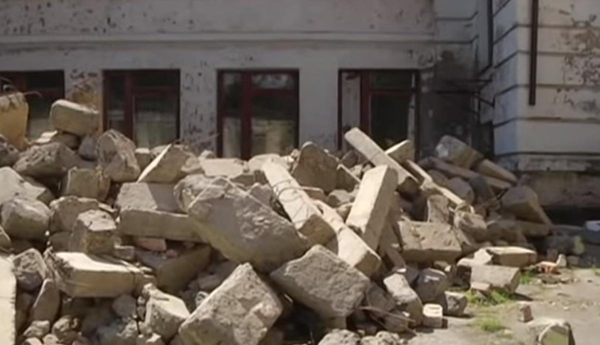 Тонны бетона рухнули на ступеньки центрального входа в школу в Каменском - фото 1