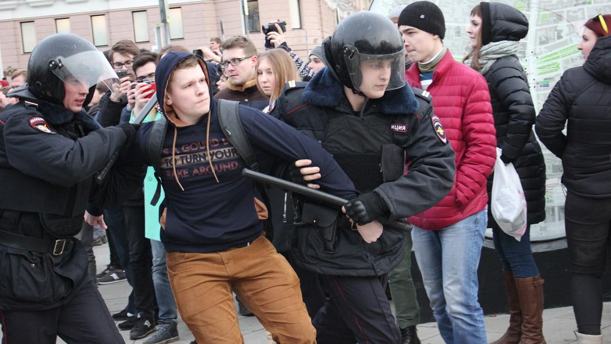 Русский протест: одного бьют, десять смотрят - фото 1
