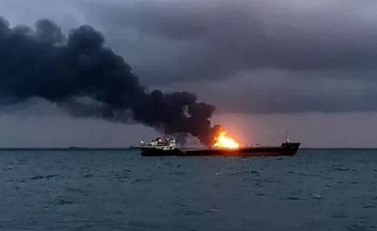  В Черном море сгорело российское судно. И ушло на дно  - фото 1