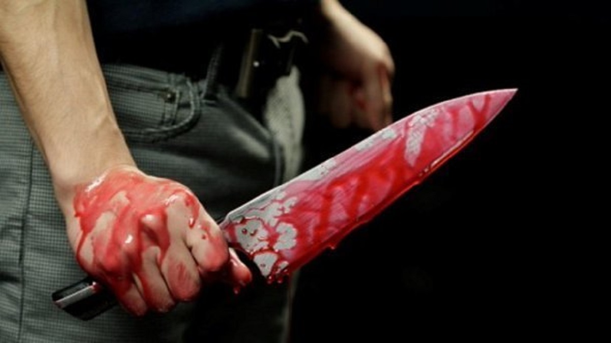  Всадили нож в грудь: полицейский неудачно зашел в метро - фото 1