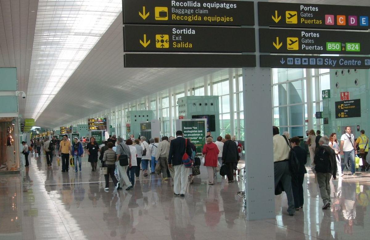 Житель Запорожья с ножом напал на мужчину в аэропорту Барселоны - фото 1