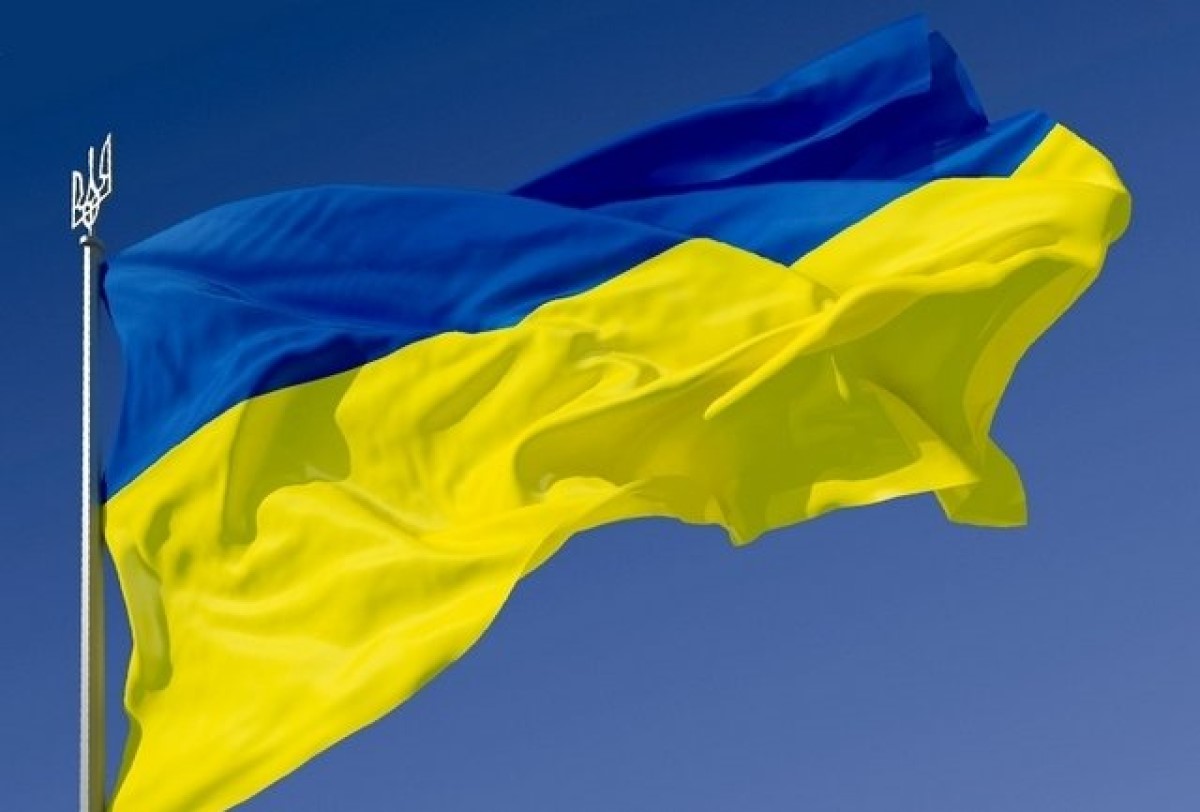  В Станице Луганской сняли украинские флаги. Сеть лютует - ФОТО  - фото 1