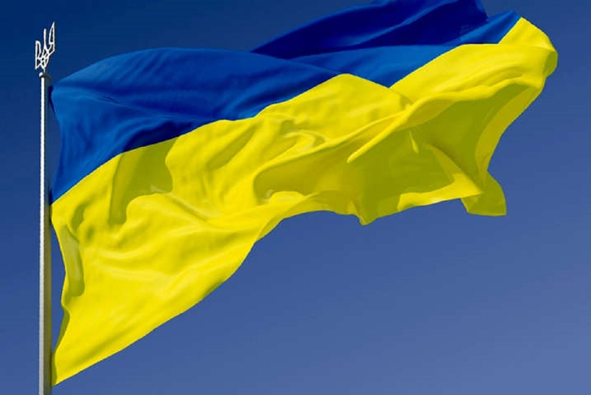 В Станице Луганской снова запестрели украинские флаги  - яркие ФОТО - фото 1
