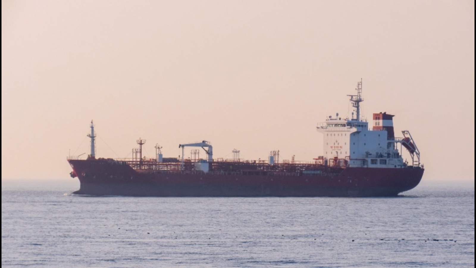 Прикордонники перехопили погрози російського корабля торговому судну у Чорному морі - фото 1