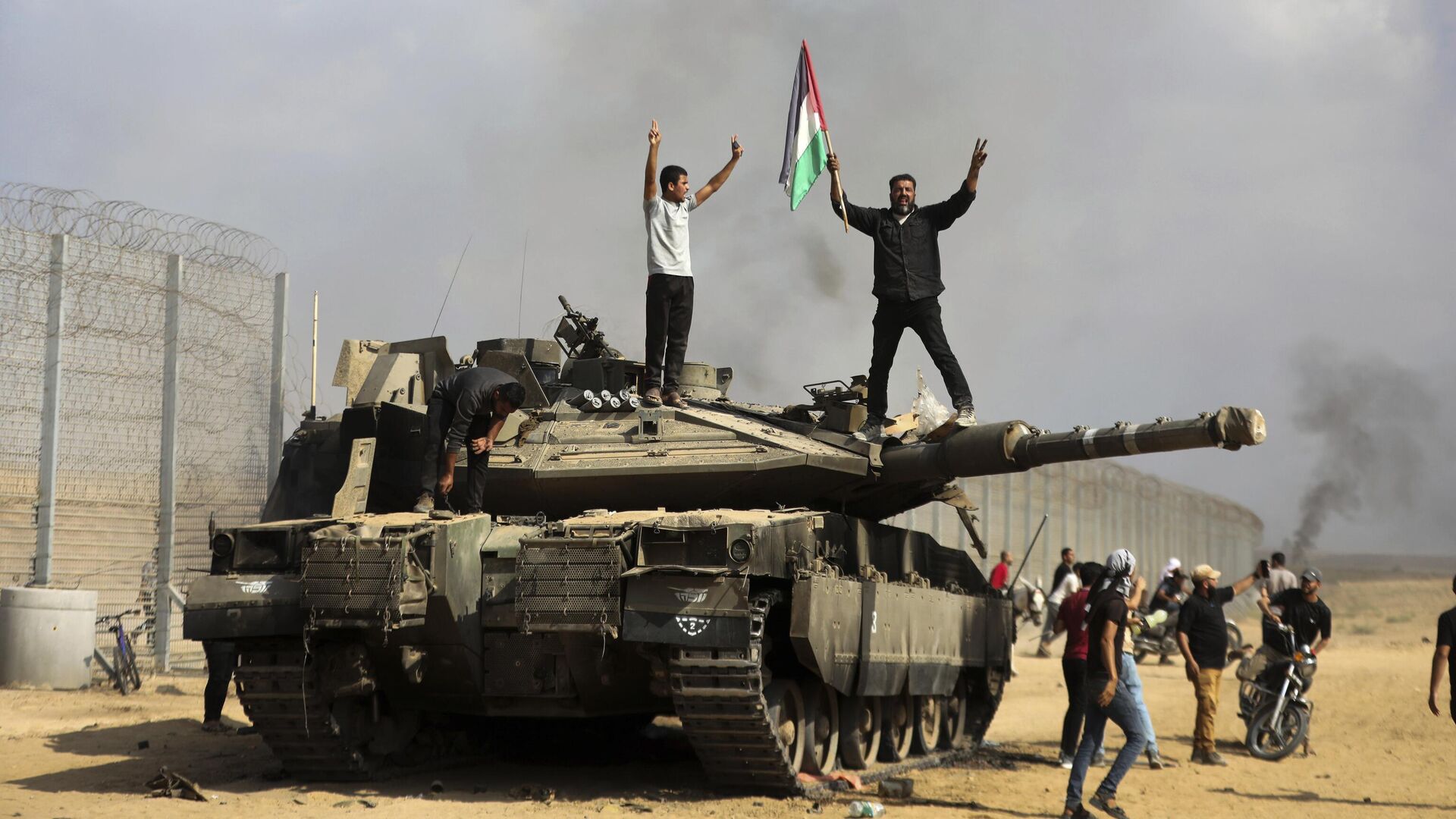 Бойовики ХАМАС на захопленому танку ЦАХАЛ - фото 1