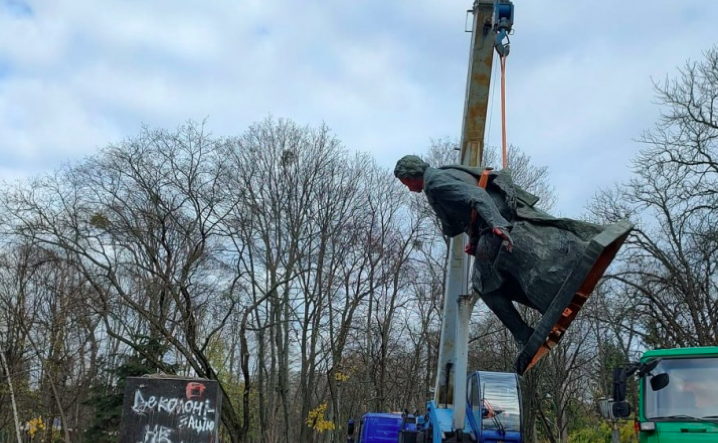 У Києві нарешті демонтували пам'ятник Пушкіну - фото 1