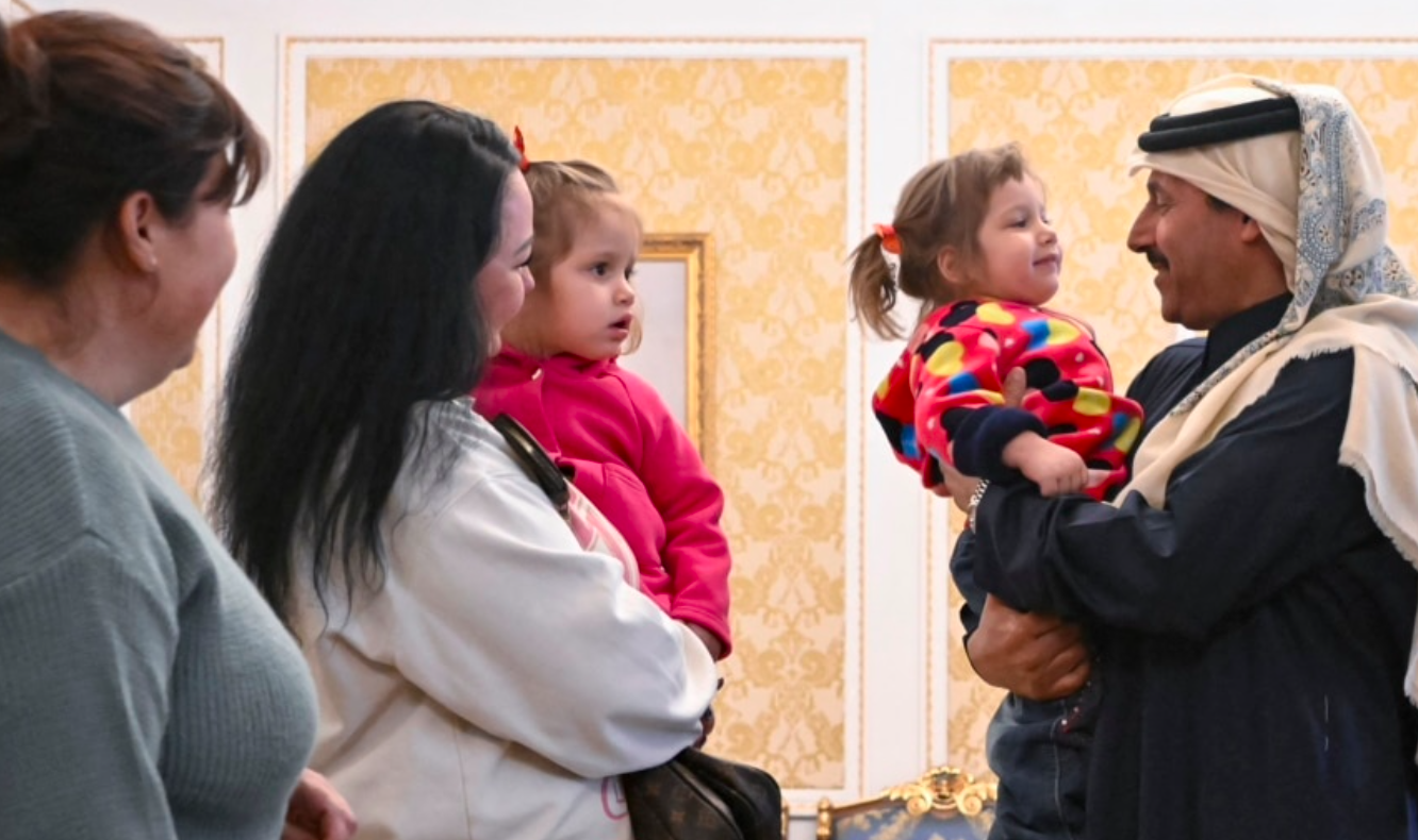 Посол Катару в Росії шейх Ахмед бін Насер Аль Тані спілкується з українськими дітьми перед їх від’їздом в Україну в приміщенні посольства у Москві 19 лютого 2024 - фото 1