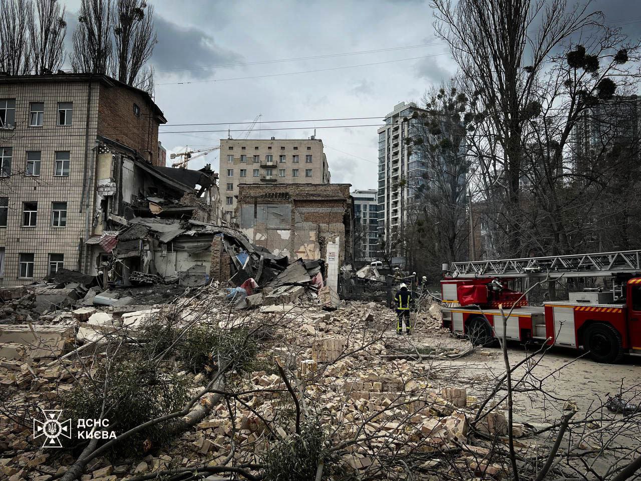 Наслідки руського обстрілу Києва 25 березня - фото 1