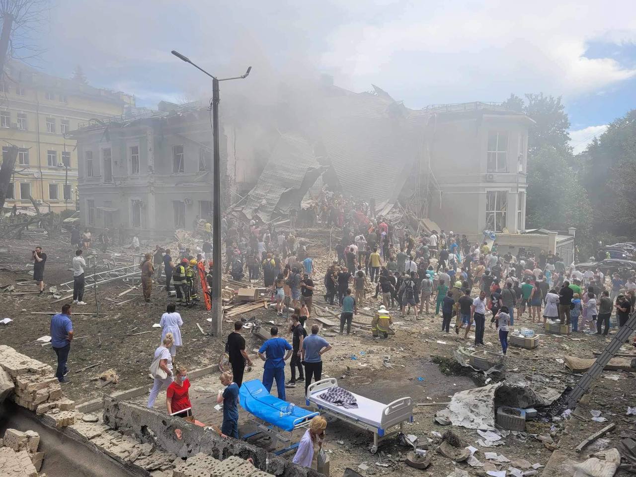Зруйнована будівля в Охматдиті - фото 1