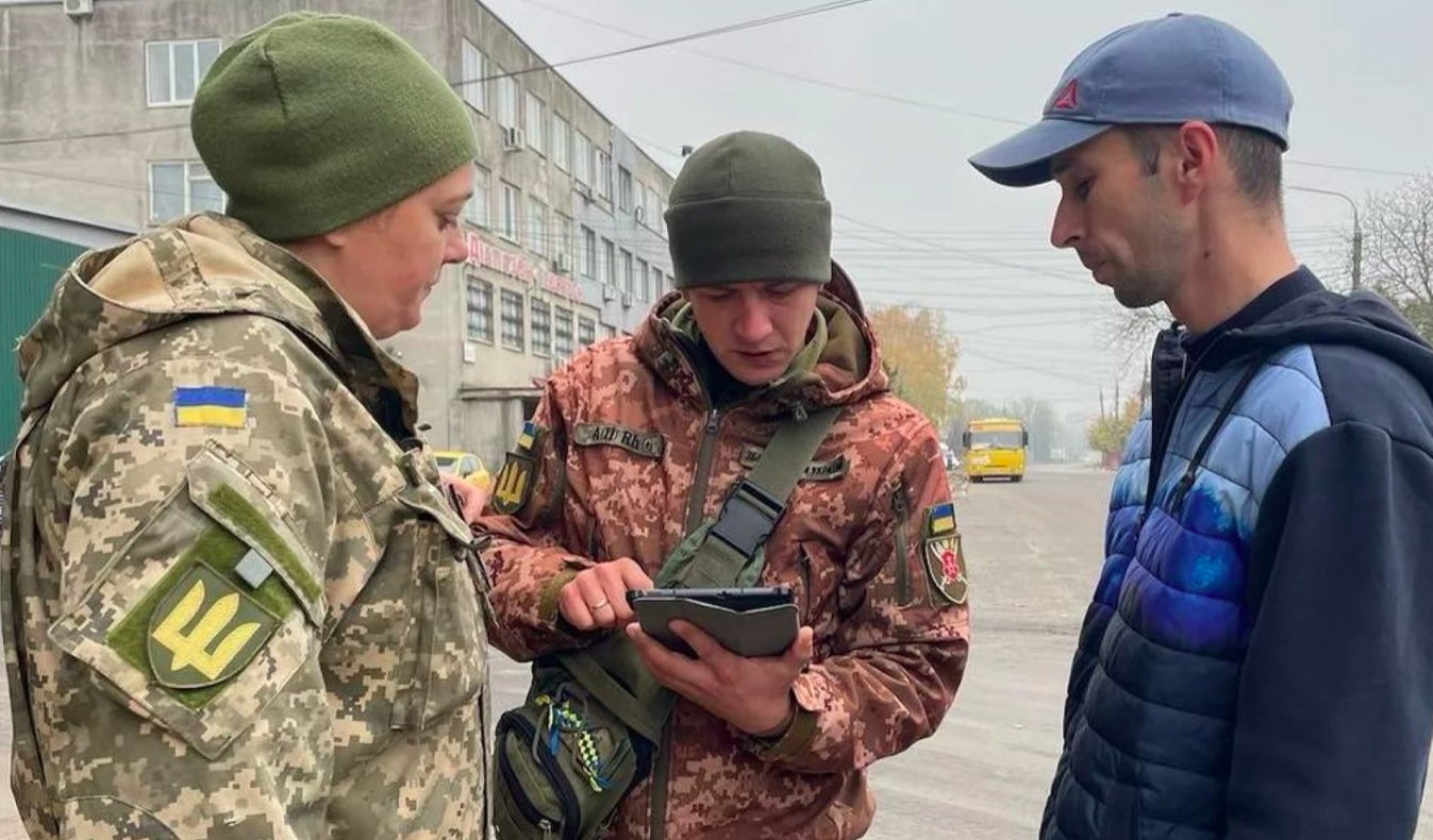 Вже близько 4,5 млн українців оновили свої військово-облікові дані - фото 1