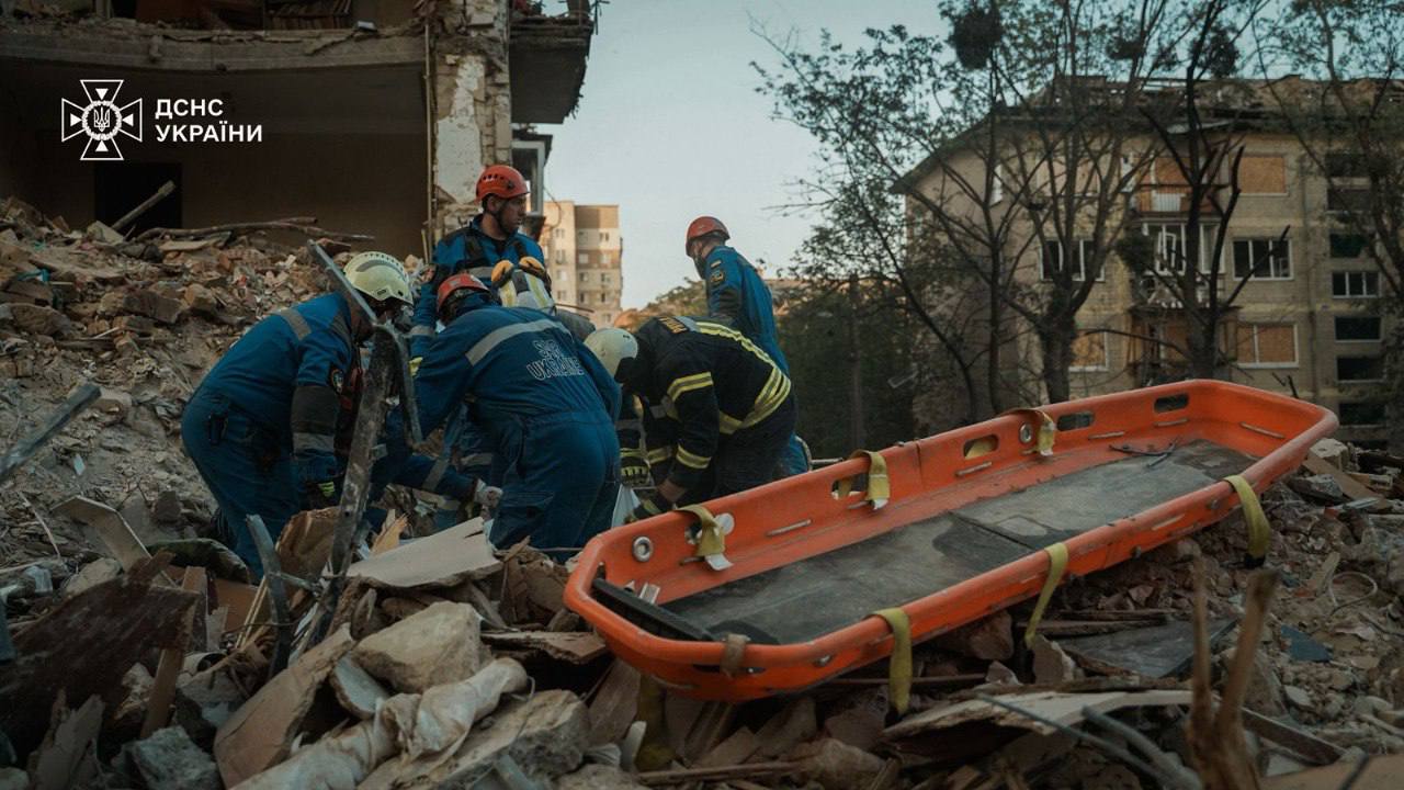 Рятувальники продовжують працювати на місці. - 1 Рятувальники продовжують працювати на місці. - фото 1