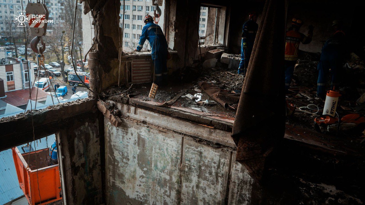 Рятувальники деблокували з-під завалів у 9-поверхівці Деснянського району тіло людини - фото 1