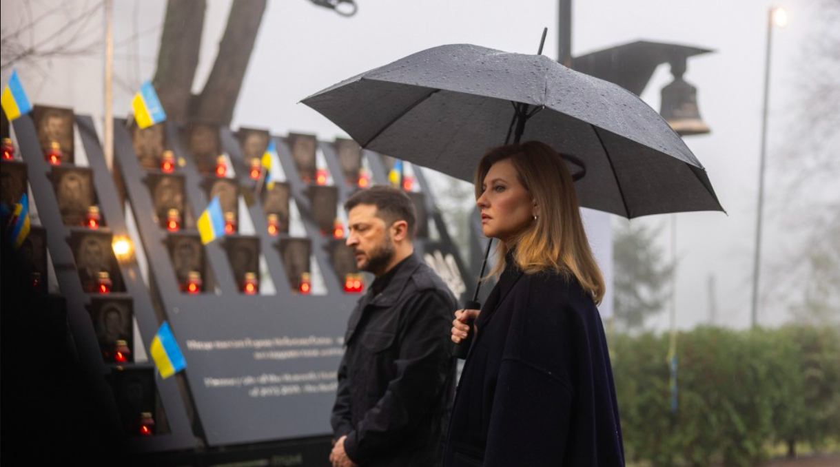 Президент і перша леді вшанували пам'ять героїв - фото 1