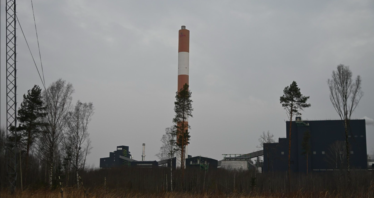 Димова труба електростанції Аувере в повіті Іда-Вірумаа була пошкоджена внаслідок удару безпілотника, який увійшов із повітряного простору Росії близько 3:45 у середу, 25 березня - фото 1