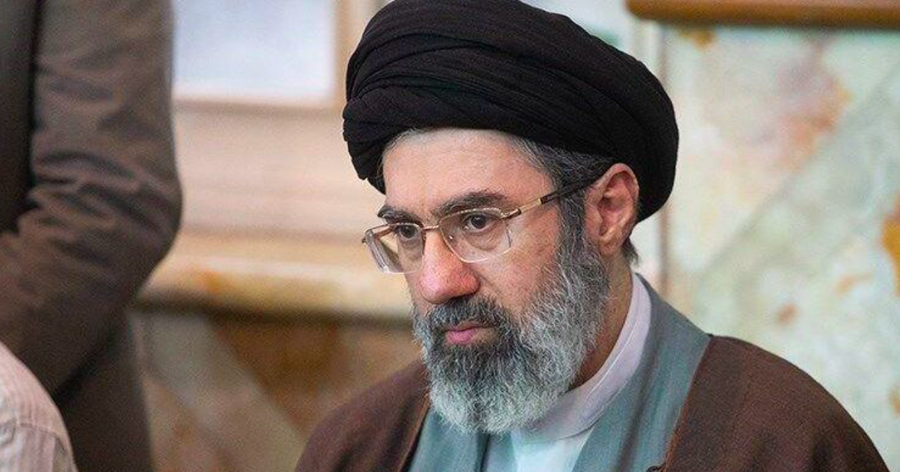 Хаменеї-молодший нині не в найкращому стані - фото 1