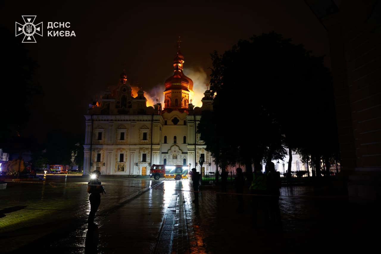 Російські варвари атакували святу Лавру - фото 1