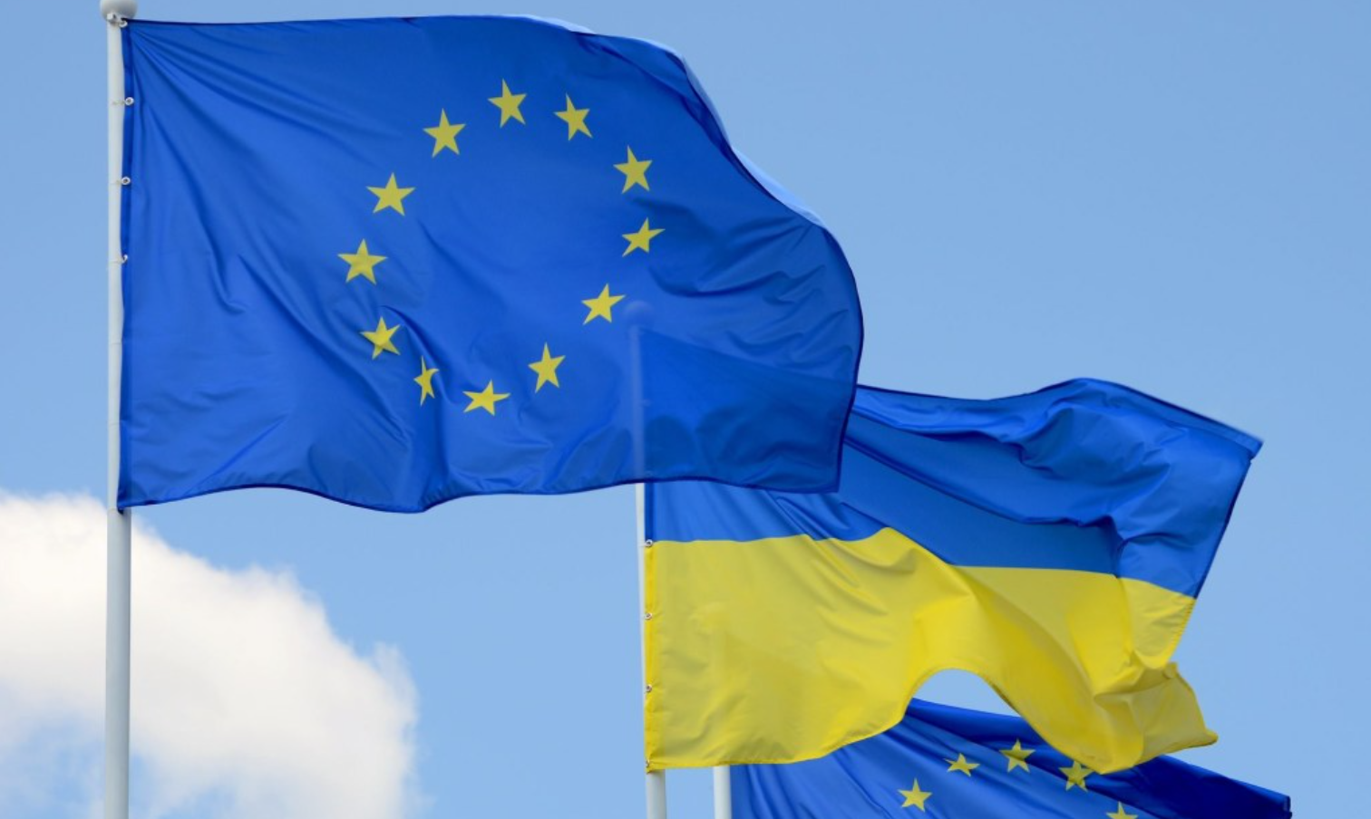 Прапори України та Європейського Союзу - фото 1