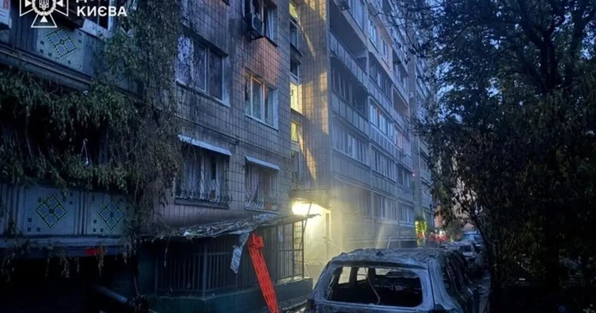 «Вона благала про допомогу»: у Києві російський дрон спалив квартиру з літнім подружжям - фото 1