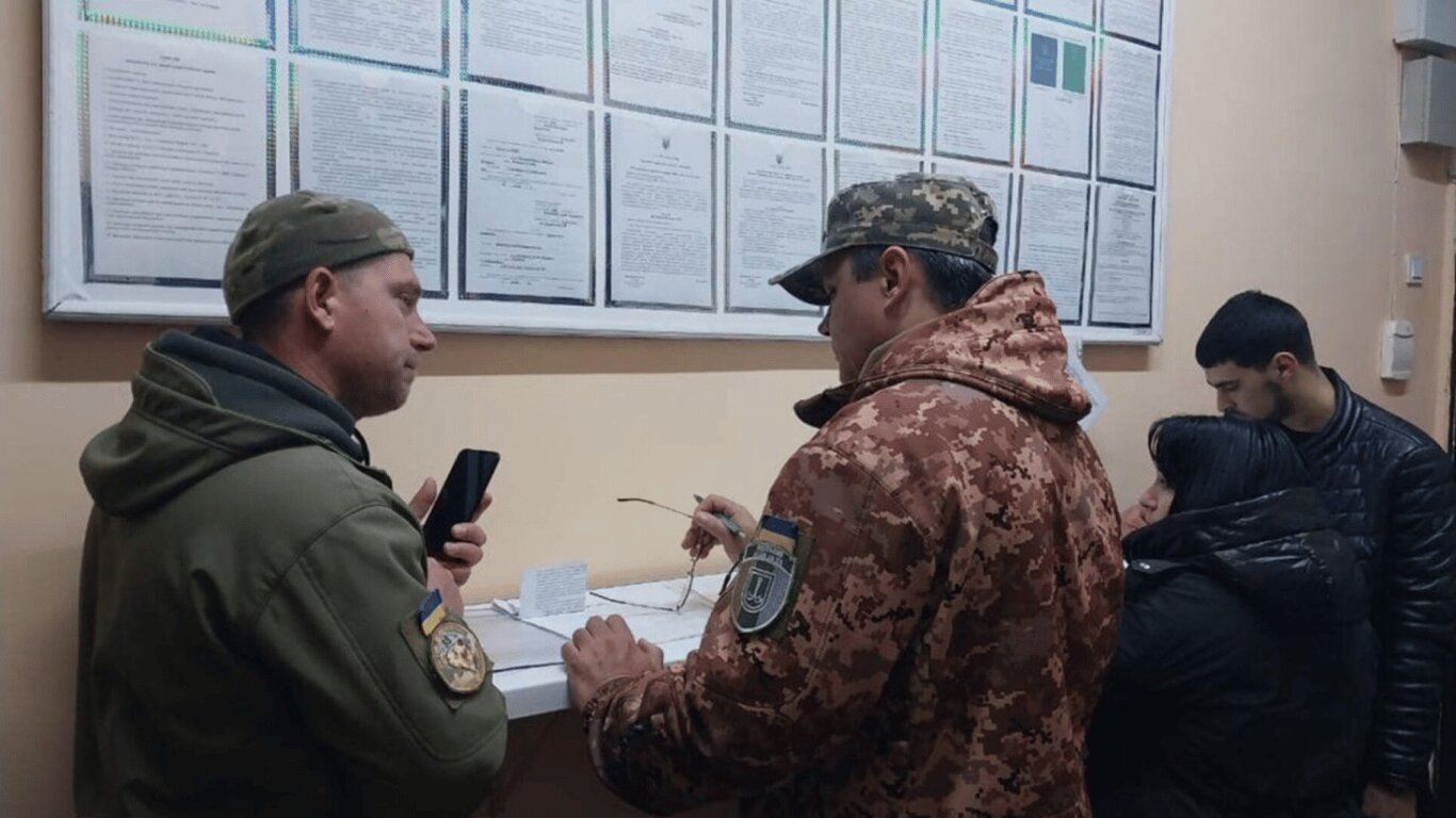 Бронь не скасовує візит: що робити заброньованому, якщо прийшла повістка до ТЦК - фото 1