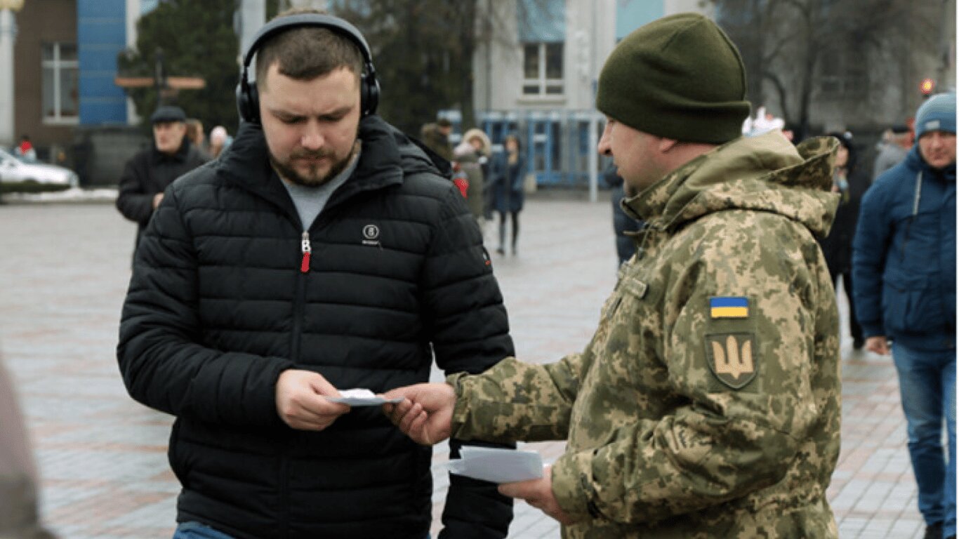 Прострочена ВЛК при дійсній відстрочці: юрист пояснив, чим загрожує зустріч із патрулем ТЦК - фото 1