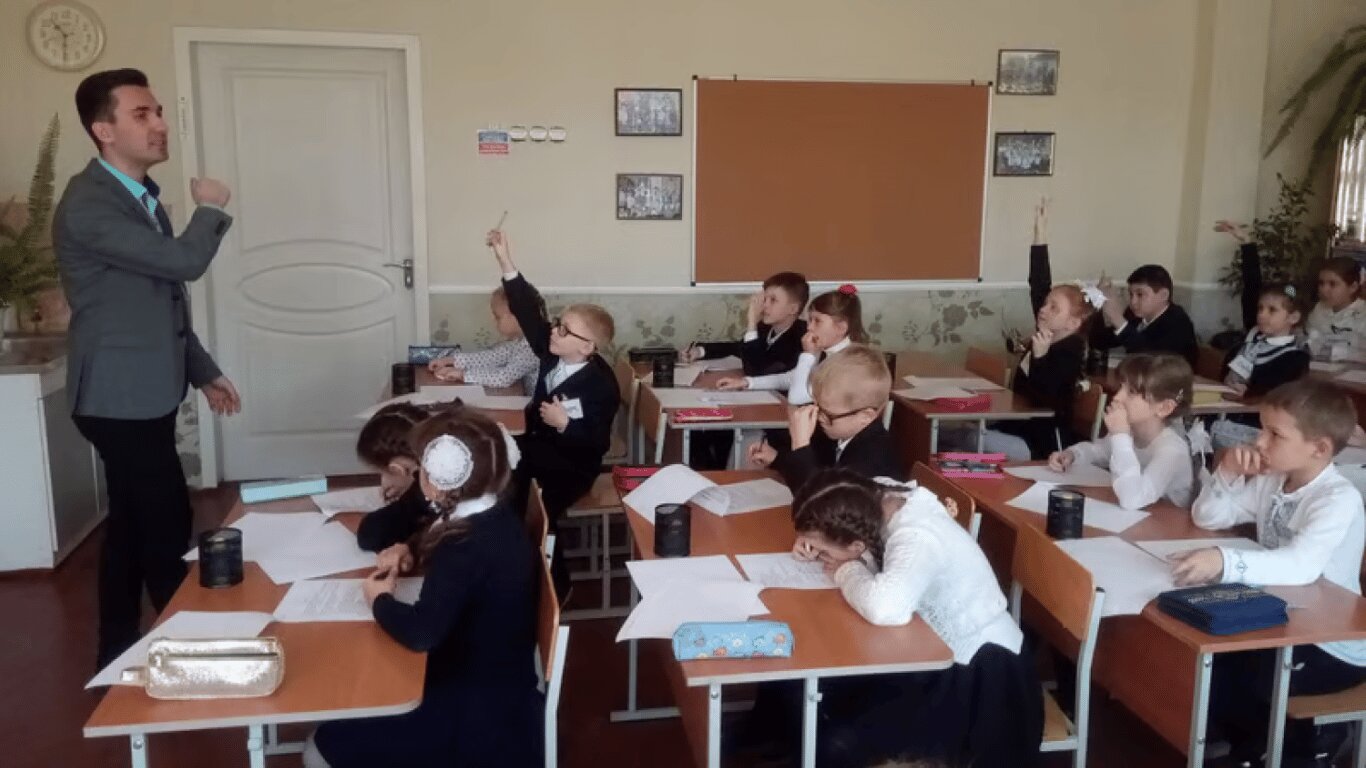 Підробіток після уроків: чи забере ТЦК відстрочку у вчителя за другу роботу - фото 1