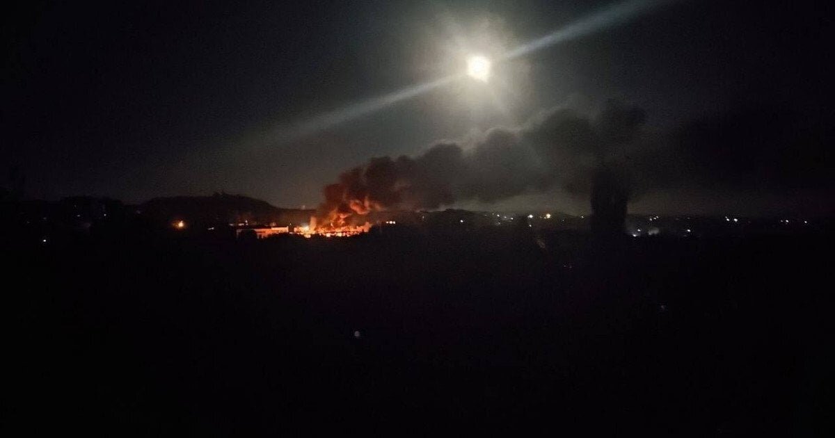 Густий дим над Донецьком: під удар потрапила логістична стоянка окупантів - фото 1