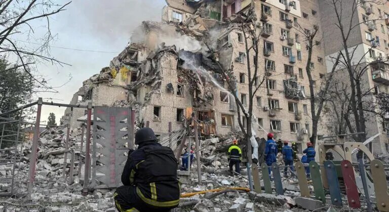 П'ять загиблих, поранені медики та палаючі багатоповерхівки: наслідки масованого удару по Києву - фото 1