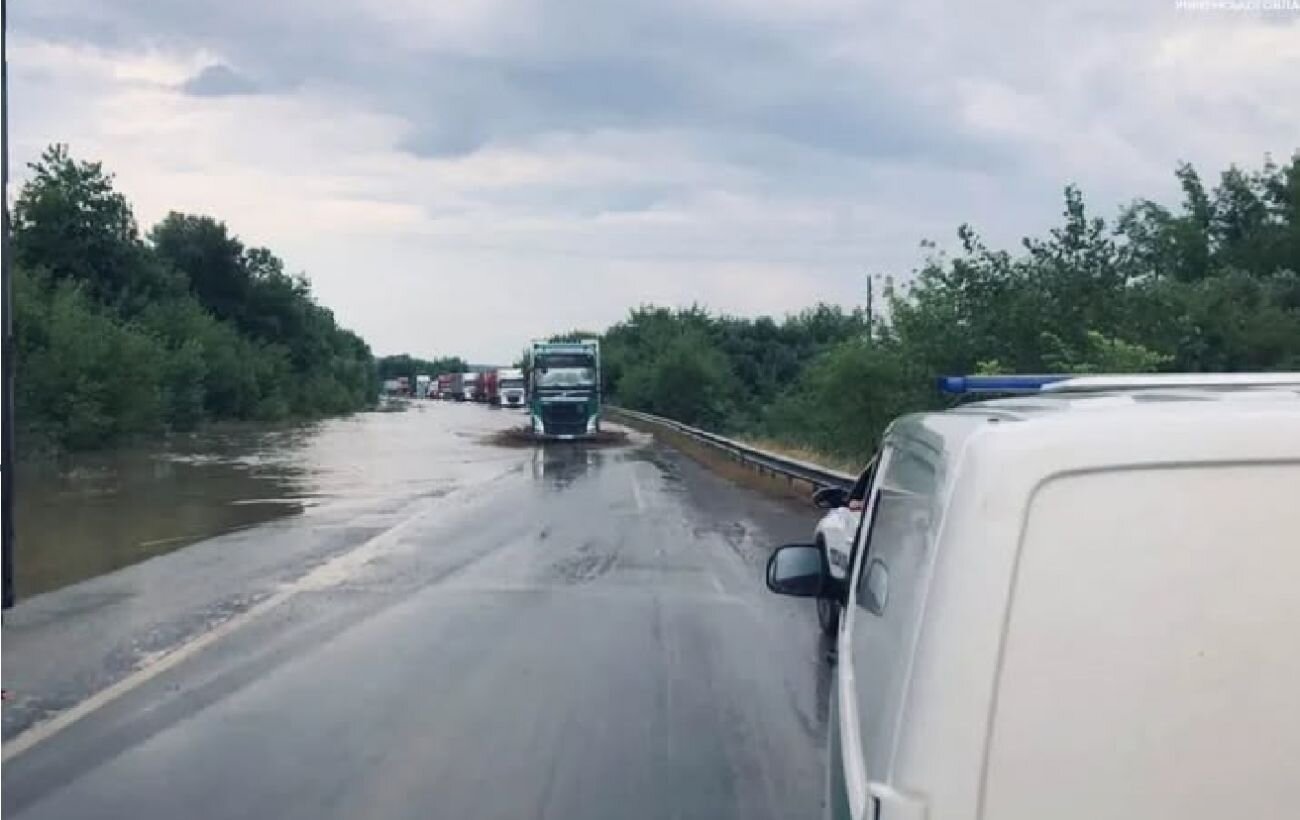 Велика вода на Заході: траси перетворилися на річки, а на Тернопільщині течія ледь не забрала дітей - фото 1