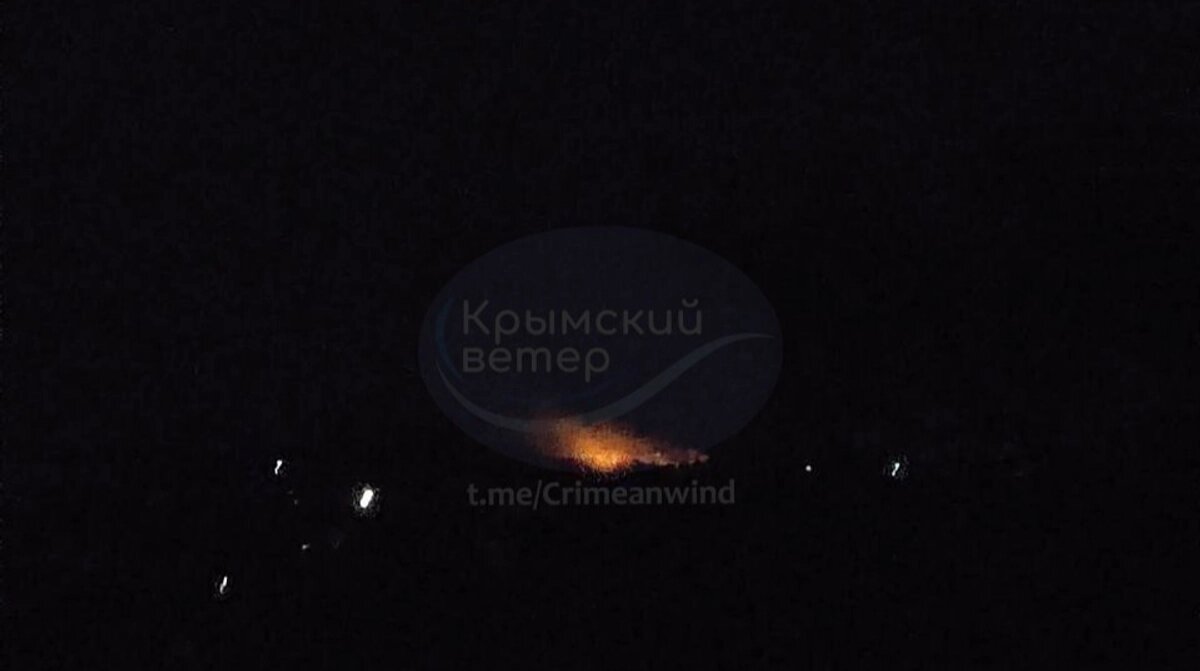 Нічна «бавовна» в Криму: окупанти перекрили міст, а в Керчі лунають вибухи та палає пожежа - фото 1