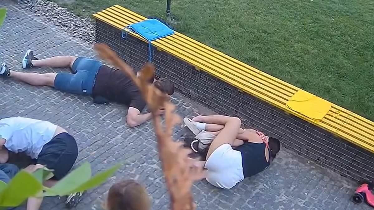 За секунду до вибуху: як відвідувачі сумської кав'ярні рятувалися від російського дрона - фото 1