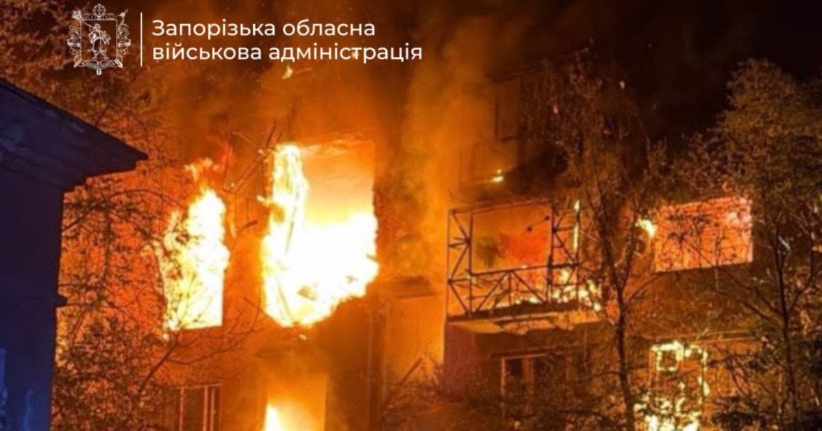 Ворожий дрон влетів у багатоповерхівку в Запоріжжі: що відомо про вечірню атаку - фото 1