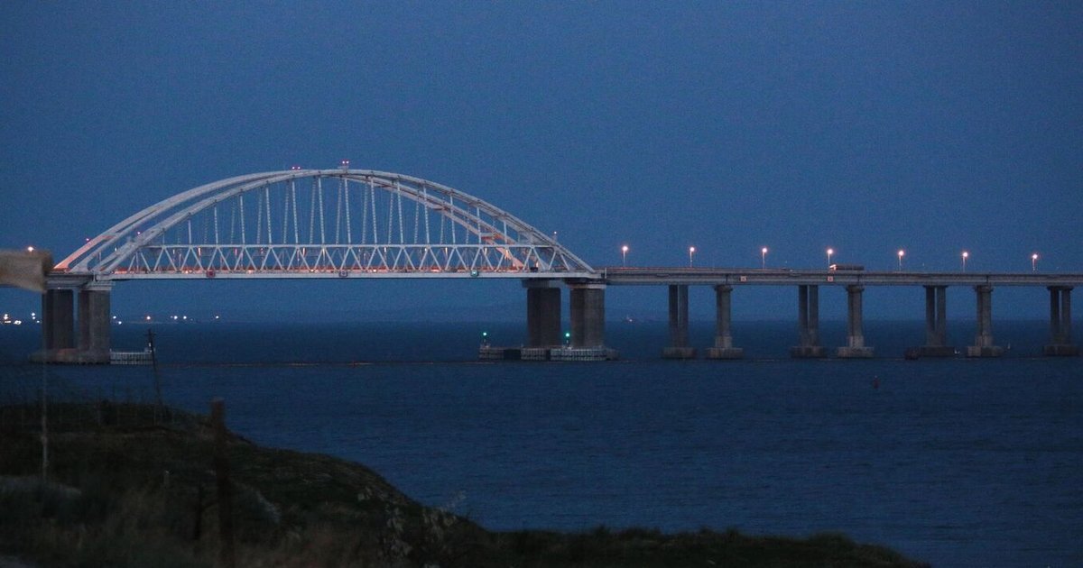Безсонна ніч окупантів: Кримський міст перекрито, а в Сімферополі та Керчі лунають вибухи - фото 1