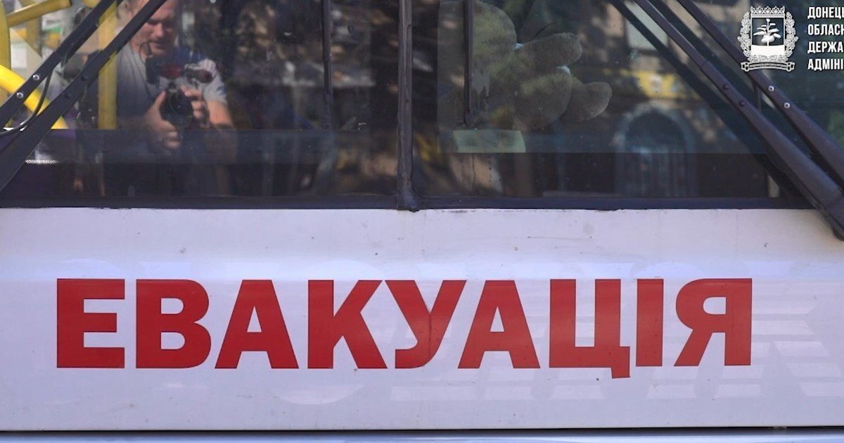 КАБи та дрони не залишають вибору: з Новодонецької громади примусово вивозять 74 дитини - фото 1