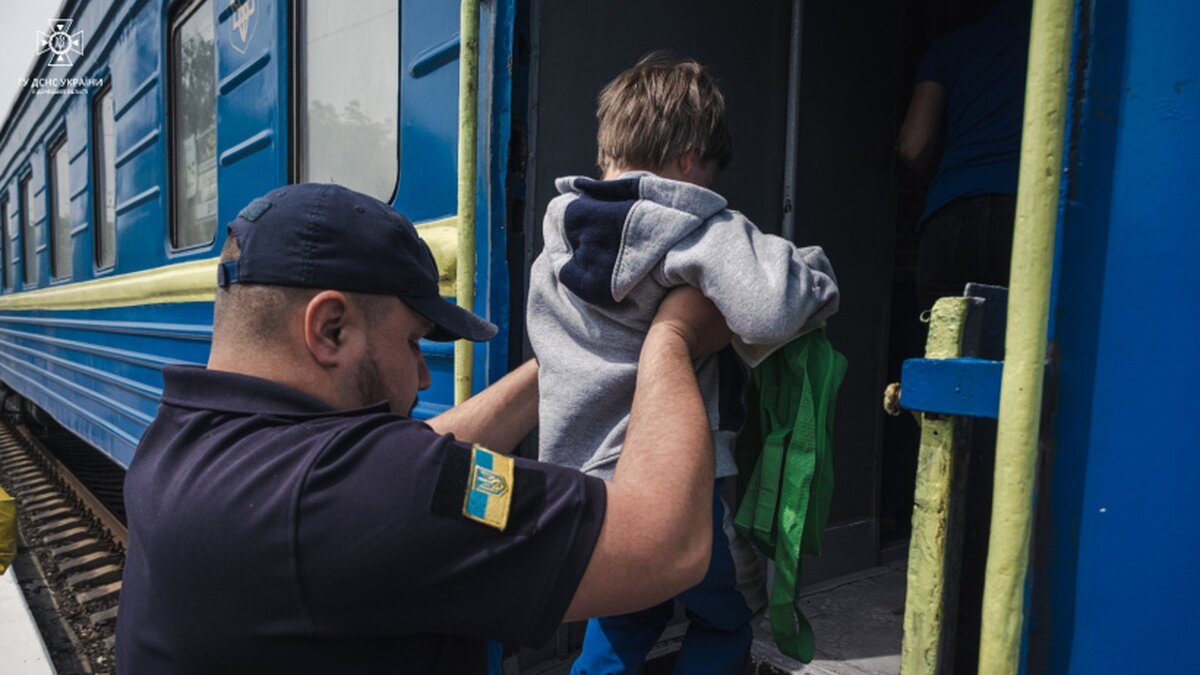Рятуватимуть без дозволу: Уряд затвердив правила евакуації дітей із зон бойових дій без батьків - фото 1