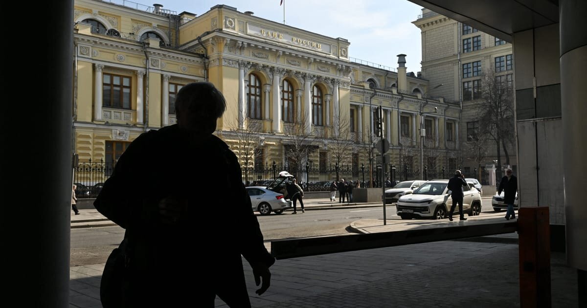 Українські дрони та жадібні банки: як російська економіка тріщить по швах - фото 1
