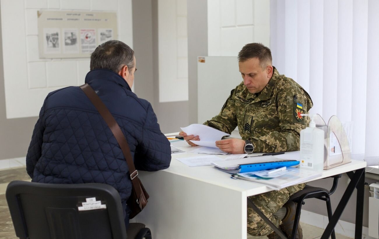 «Довелося відкотити назад»: Кабмін скасовує створення скандального центру з бронювання - фото 1